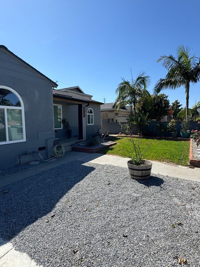 Building Photo - !! MOVE-IN SPECIAL !!  Bright Carson Front House Duplex with Modern Finishes