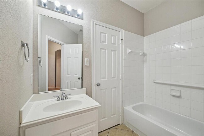 Building Photo - 4422 Roundtree Ln