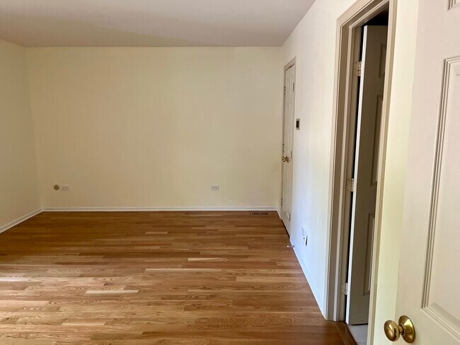 Building Photo - 275 Hickory Ln