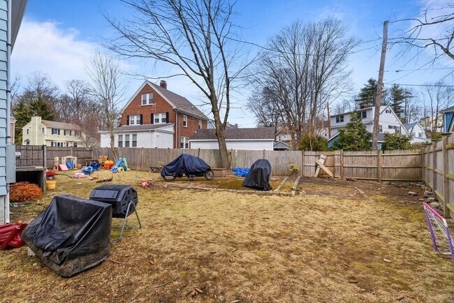 Building Photo - 859 Fellsway W