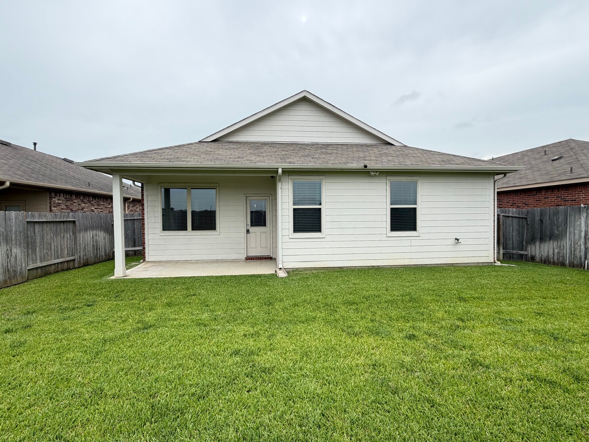 Building Photo - 6118 Yesenia St