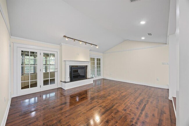 Building Photo - 7103 Mesa Dr