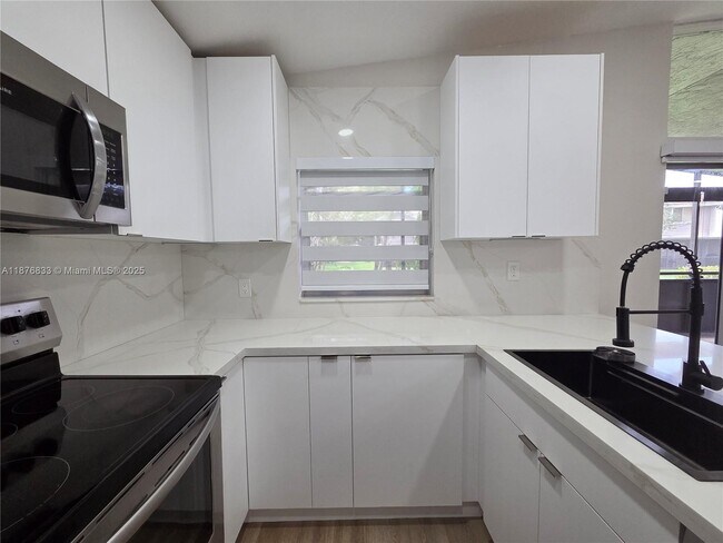 Building Photo - 15798 Woodgate Ct