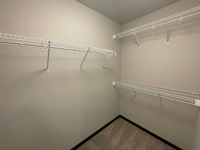 Building Photo - Spacious 4 Bed, 3 Bath Home in West Fargo