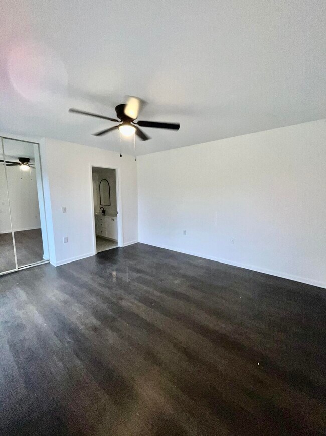 Building Photo - 904 9th Way