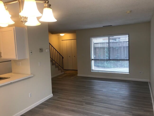 Building Photo - Charming and Conveniently Located Townhome...