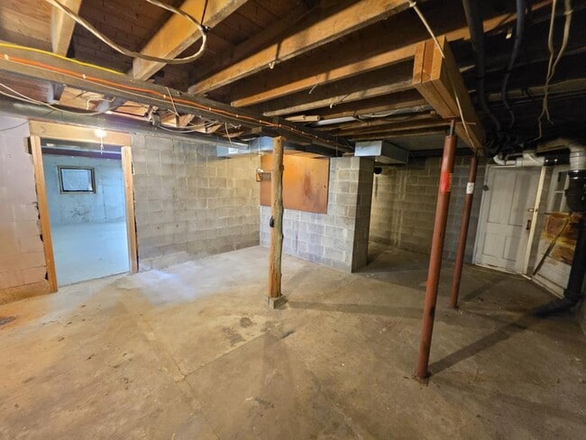 Building Photo - 11934 Goodview Ave