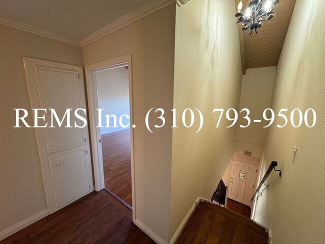 Building Photo - Refurbished Townhome with Laundry Hookups ...