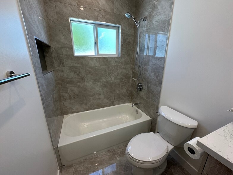 Building Photo - 8436 Oakdale Ave