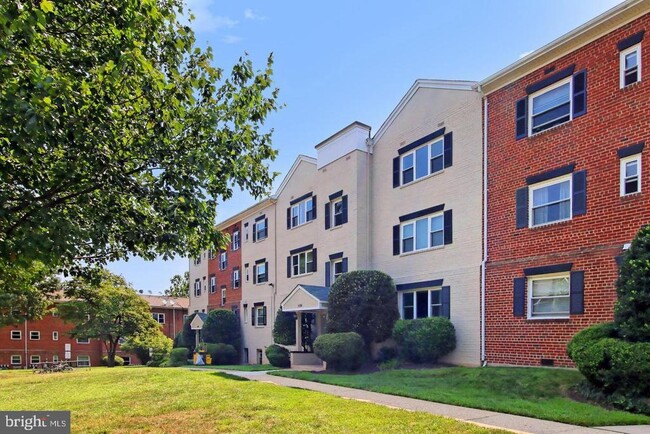 Building Photo - 6186 Greenwood Dr