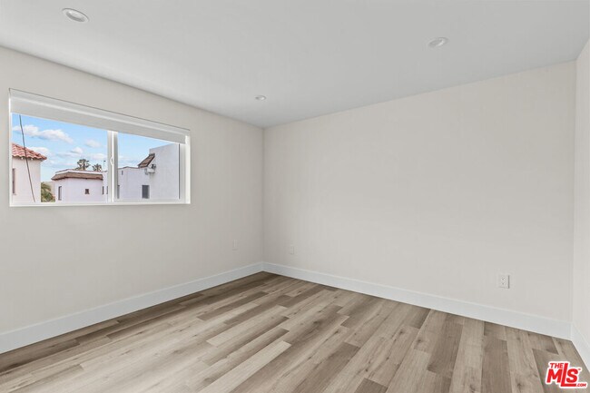 Building Photo - 546 N Genesee Ave