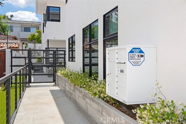 Building Photo - 822 S Plymouth Blvd