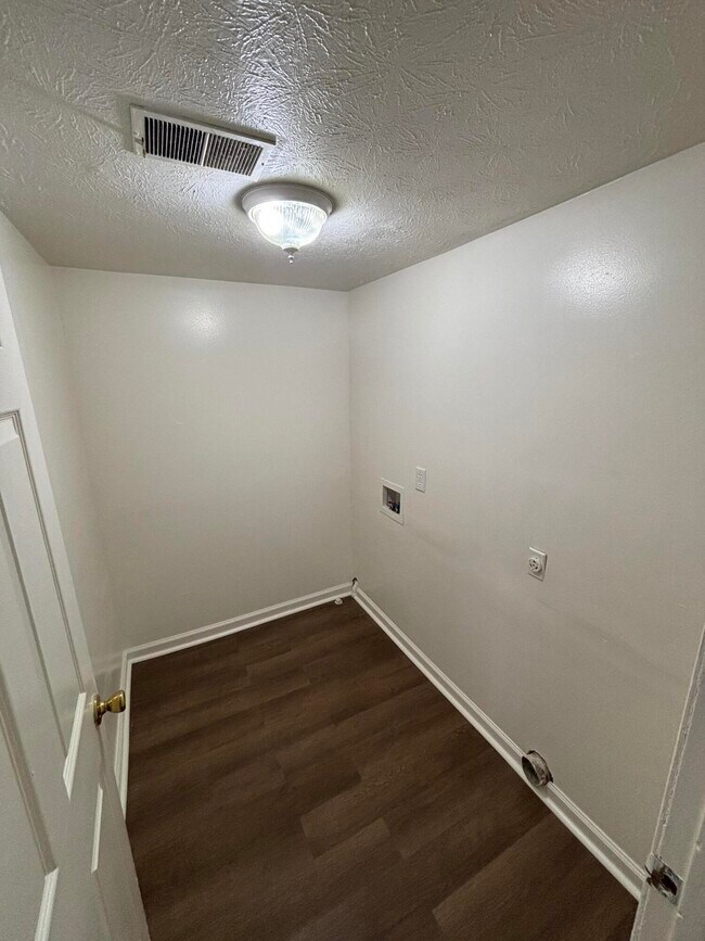 Building Photo - 441 Lenney Dr