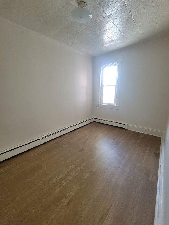 Building Photo - 4 Bedroom Home in Lancaster City