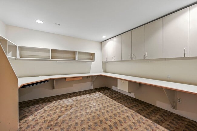 Building Photo - 2700 Barnson Pl