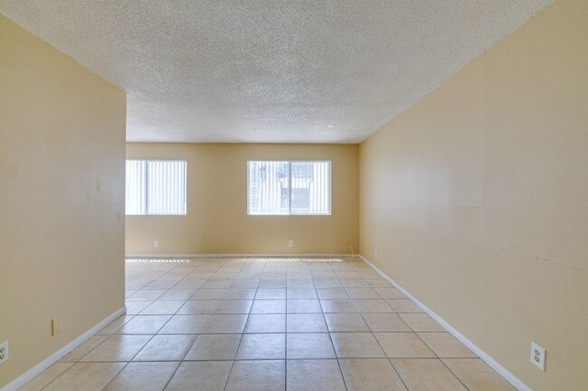 Building Photo - Cozy 2BR/2BA in Spring Valley Near the Strip
