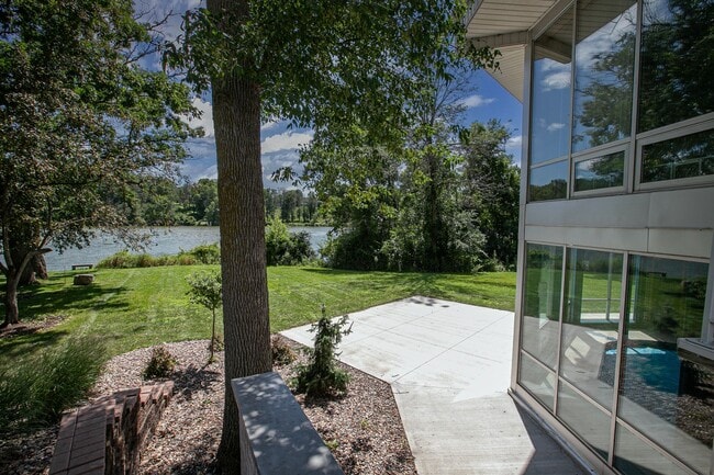 Building Photo - Luxury Riverfront Home