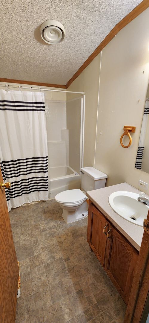 Building Photo - Nice, large, mobile home on outskirts of T...