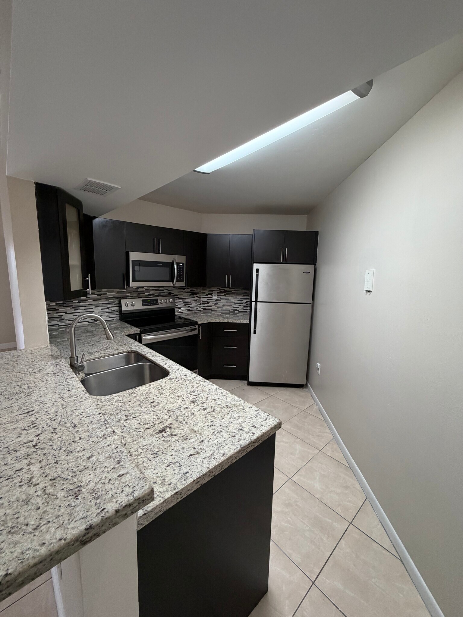 Building Photo - 9711 Fontainebleau Blvd