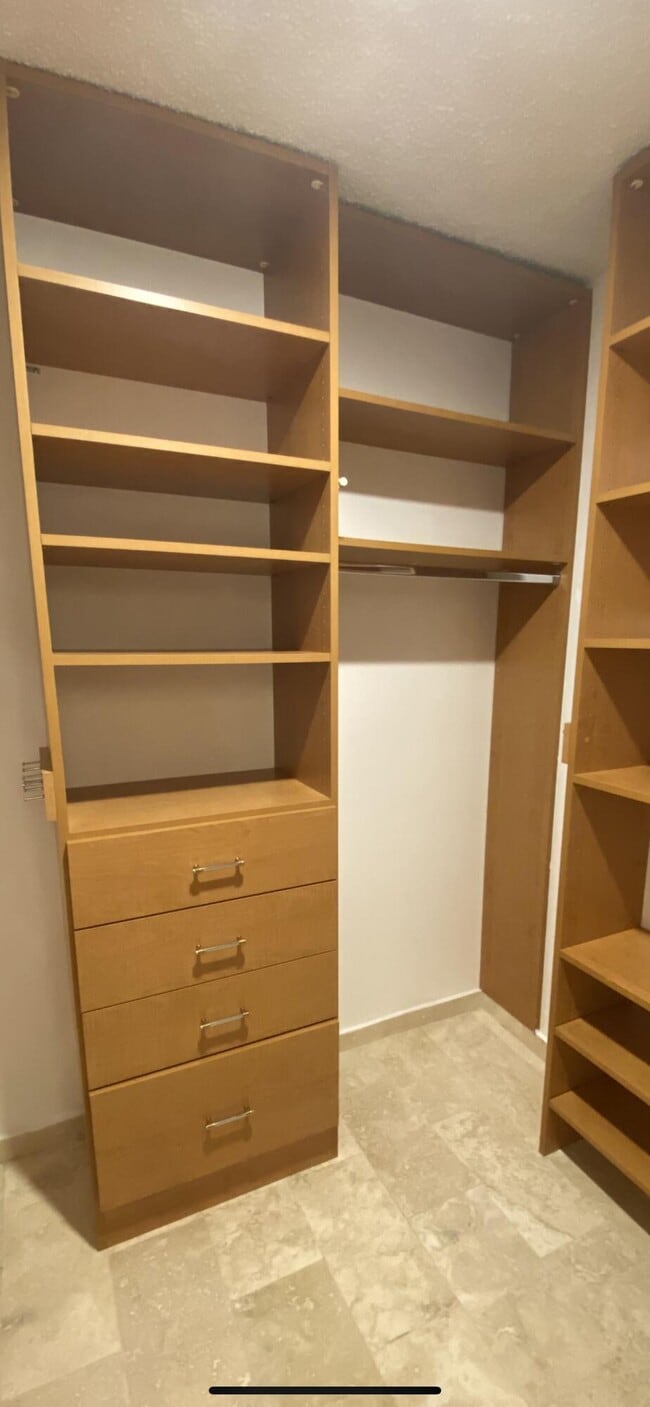 Building Photo - 5790 Fox Hollow Dr