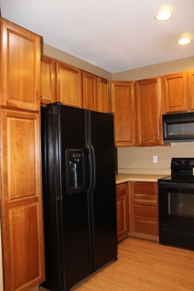 Building Photo - Reduced Price! Cozy and Convenient 2 Bedro...