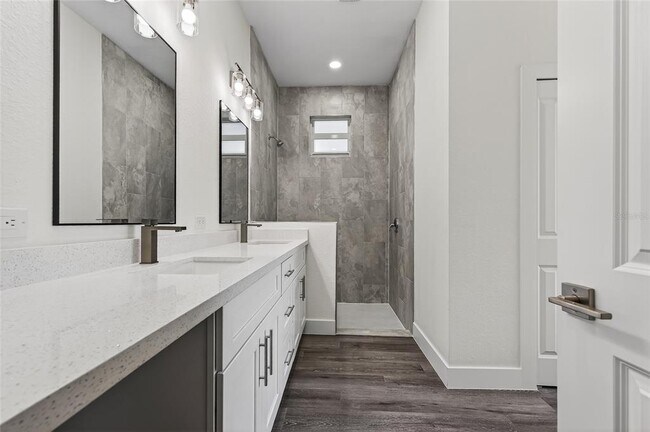 Building Photo - 511 Sweetwater Dr