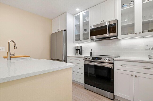 Building Photo - SEASONAL TROPICAL GETAWAY!