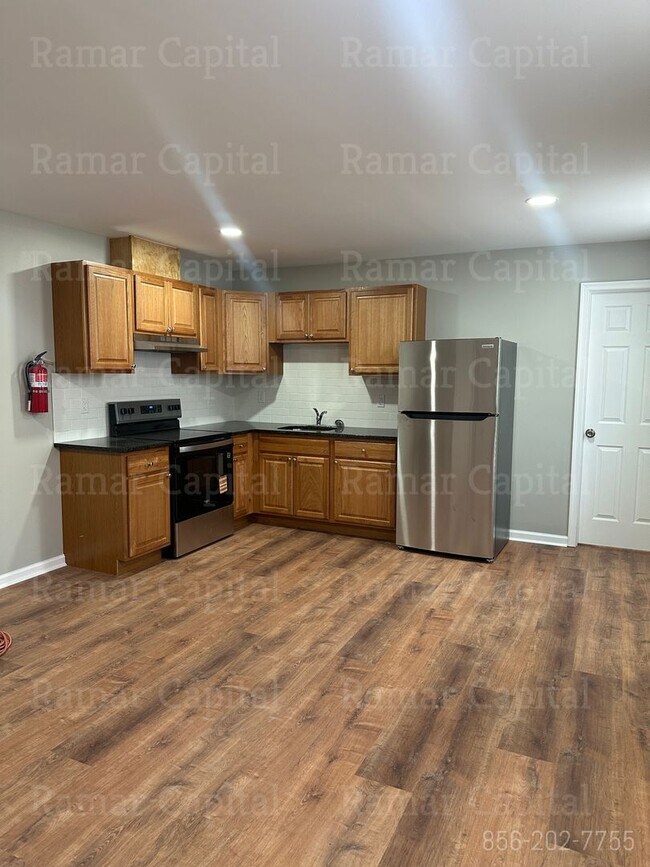 Building Photo - 451 Line St