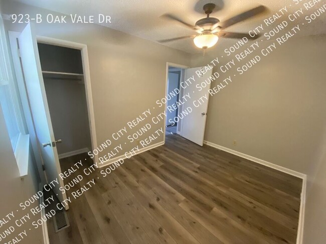 Building Photo - 923 Oak Vale Dr