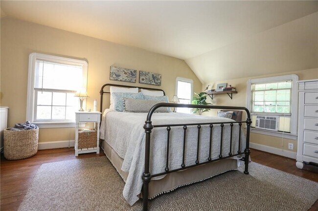 Building Photo - 2856 Elmwood Ave