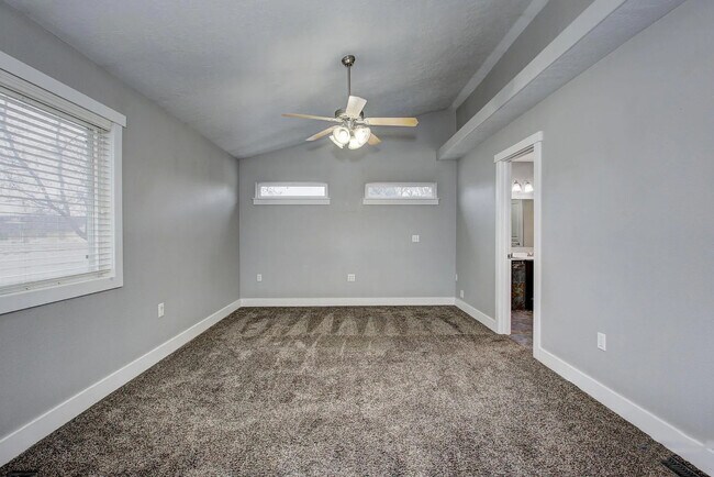 Building Photo - 2870 N High Desert Wy