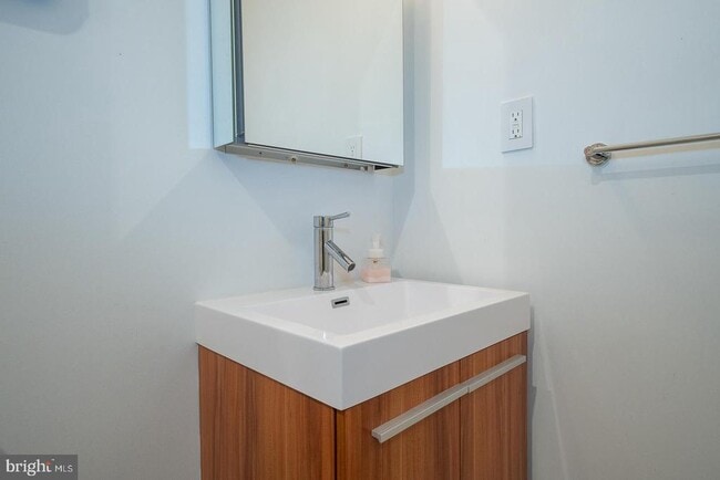 Building Photo - 1326 N Mascher St