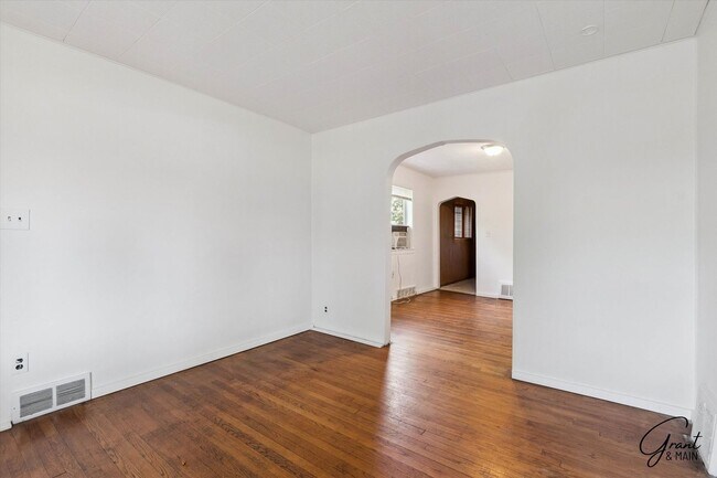 Building Photo - 3 bedroom - 1 bath  $1200/month