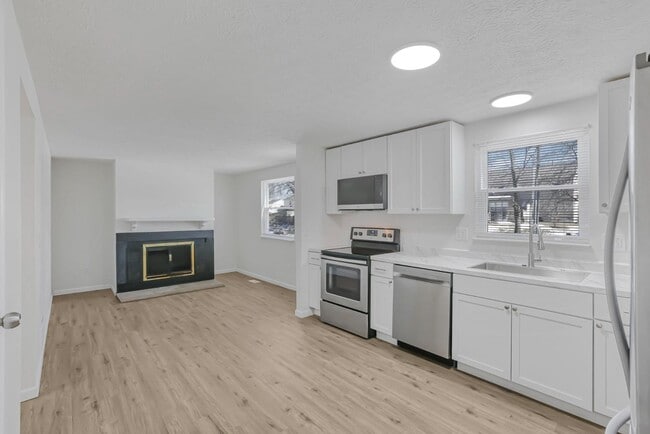 Building Photo - 874 Hilton Dr