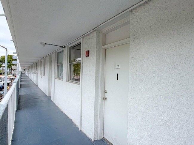 Building Photo - 1801 S Treasure Dr