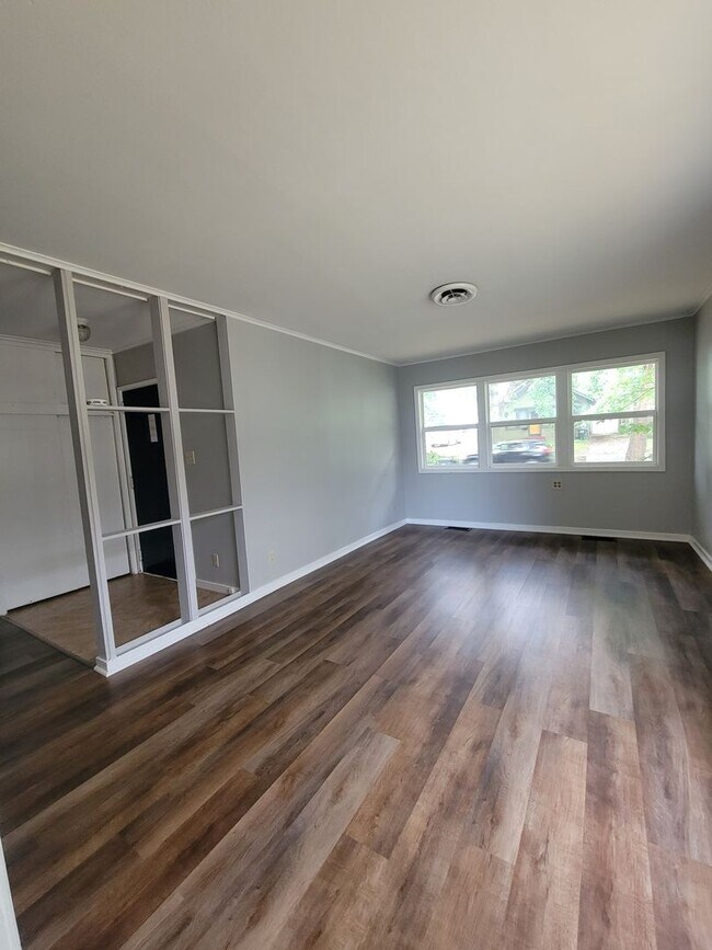Building Photo - Move in Special!