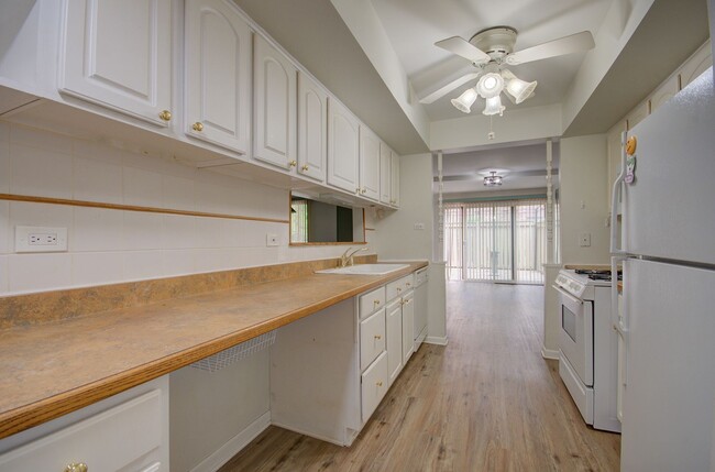 Building Photo - 2bd 1.5 ba 2 story townhome Palos Hills
