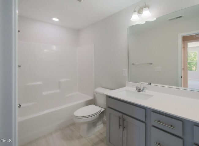 Building Photo - Modern New Townhome | 3 Bed/2.5 Bath | End...