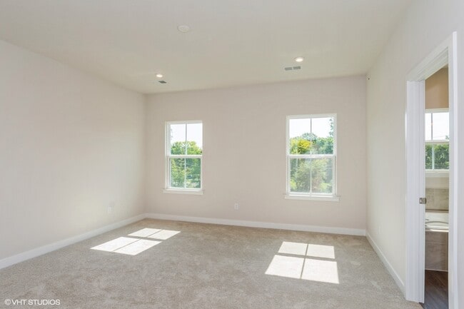 Building Photo - 6902 Sycamore Way