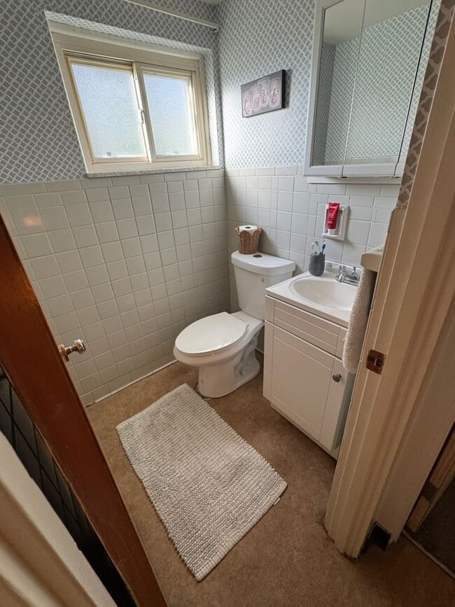 Building Photo - Spacious Split Level in Baldwin for Rent- ...