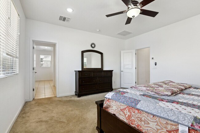 Building Photo - 4 Bedroom Single Family in Chandler