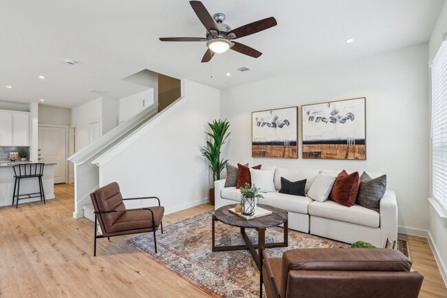 Building Photo - 615 Canvas Ave