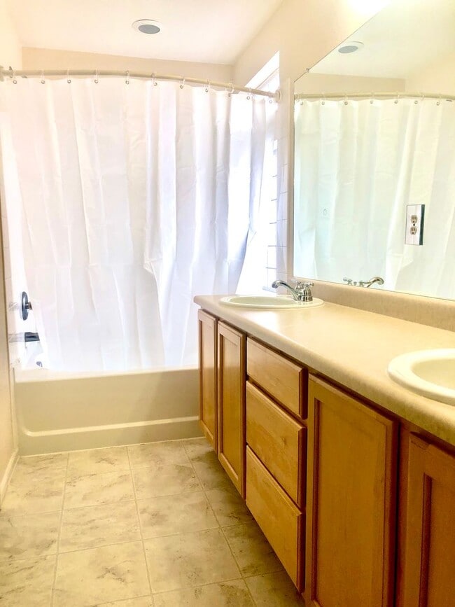 Building Photo - Pristine 3 bed/2 bath home