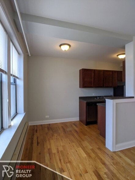 Building Photo - 818 W Diversey Pkwy