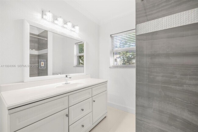 Building Photo - 1627 Moffett St