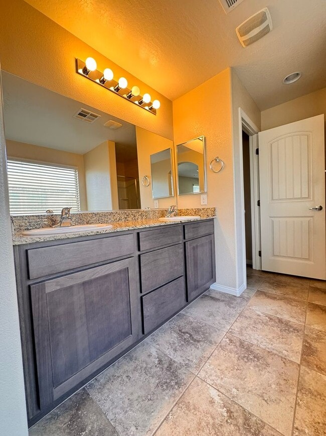 Building Photo - Beautifu 2 Story 4 bedrooms 2.5 baths located in Mountain Edge Southwest