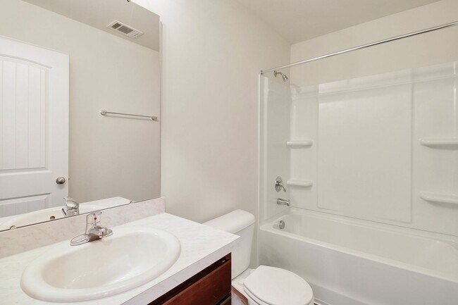 Building Photo - 3 bed 2 bath - Hartfof