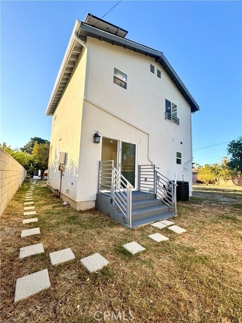 Building Photo - 9318 Encino Ave