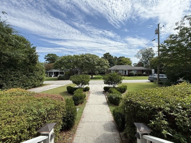 Building Photo - 575 Elizabeth Ln W