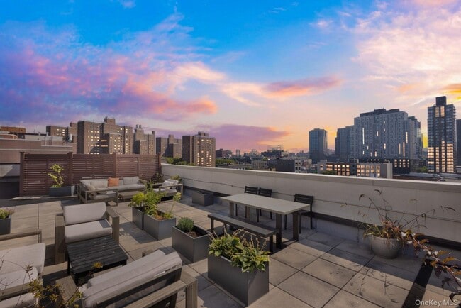 Building Photo - 225 E 138th St